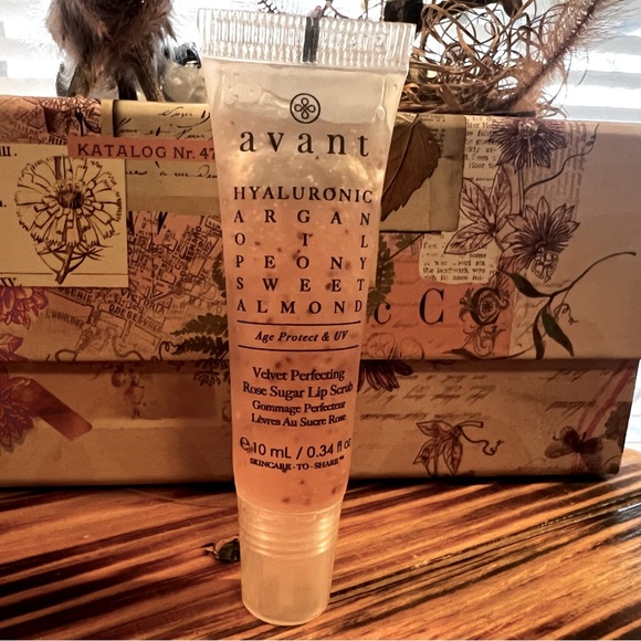 AVANT SKINCARE
Velvet Perfecting Rose Sugar Lip Scrub - Picture 2 of 3